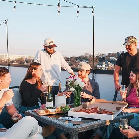Downtown Modern Rooftop Patio Vanderbilt 8 Beds